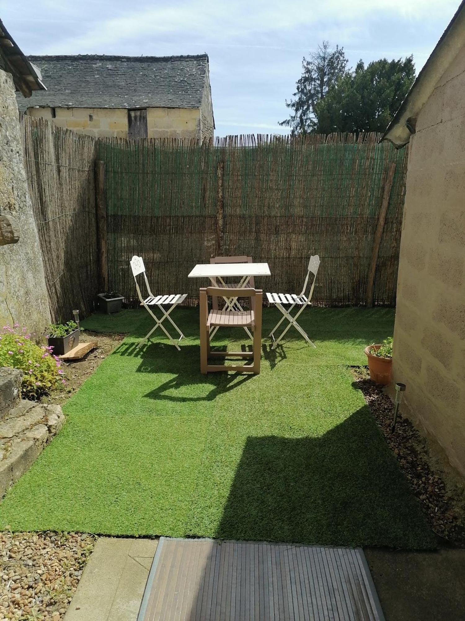 Appartement Rez De Jardin La Chartre-sur-le-Loir Exterior photo